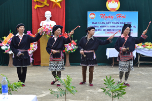 Chi hội phụ nữ xóm Tân Phúc, xã Bảo Hiệu (Yên Thủy) biểu diễn văn nghệ chào mừng ngày hội Đại đoàn kết toàn dân tộc năm 2015.

 
